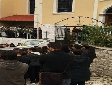 Σπαραγμός στην κηδεία του 15χρονου Νίκου στην Κυπαρισσία - Τραγική φιγούρα η μητέρα του (φώτο)